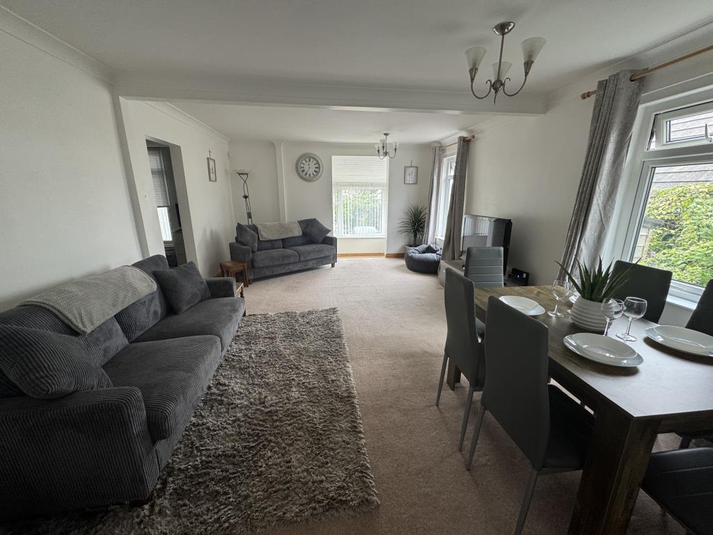 Lot: 127 - DETACHED BUNGALOW WITH ANNEXE AND FURTHER POTENTIAL - Living room